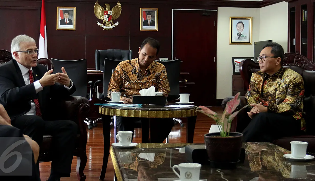Ketua MPR Zulkifli Hasan (kanan) dan Ketua Senat Swiss Claude Heche (kiri) yang mengunjungi Kompleks Parlemen Senayan, Jakarta, (18/11). Ketua Senat Swiss bertemu Pimpinan MPR, DPR dan DPD untuk membahas hubungan Indonesia-Swiss.(Liputan6.com/JohanTallo)