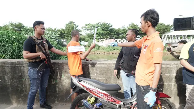 Rekonstruksi kasus pembunuhan ibu dan anak yang jasadnya ditemukan di dalam tandon air di rumah Jalan Angke Barat, Tambora, Jakarta Barat.