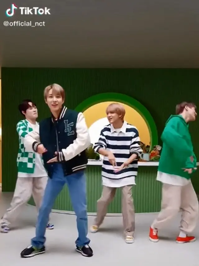 Tampilan Personel NCT Dream Saat Joget TikTok Mendung Tanpo Udan