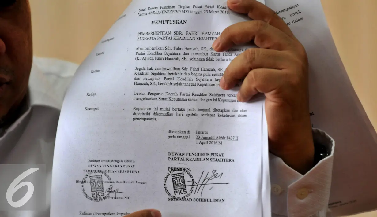 Fahri Hamzah Fahri Hamzah menunjukan isi surat Pemecatan dirinya saat memberikan keterangan pers, Jakarta, Senin (4/3). Fahri mengklarifikasi mengenai keputusan Partai yang sepihak memberhentikan dirinya. (Liputan6.com/Johan Tallo)