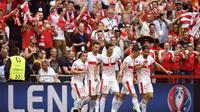 Para pemain tim nasional Swiss saat merayakan gol yang dicetak Fabian Schaer ke gawang Albania, pada pertandingan Grup A Piala Eropa 2016, di Stadion Bollaert-Delelis, Sabtu (11/6/2016). (AFP/Martin Bureau). 