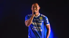 Atep menerima penghargaan dari Persib Bandung dalam acara launching tim di Hotel Savoy Homann, Jalan Asia Afrika, Kota Bandung, Sabtu (11/5/2019). (Bola.com/Erwin Snaz)