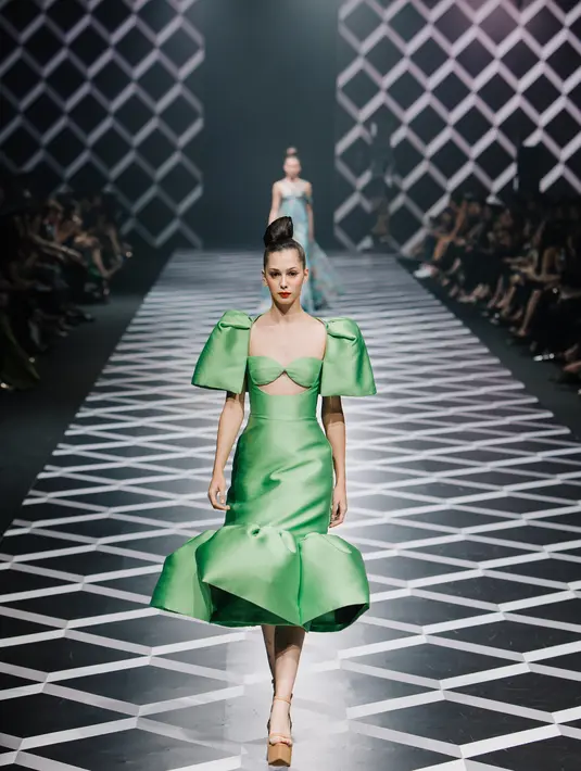 Motif bertekstur pada bahan jacquard diberi hiasan beads yang gemerlap. Foto: Document/Sebastian Gunawan.