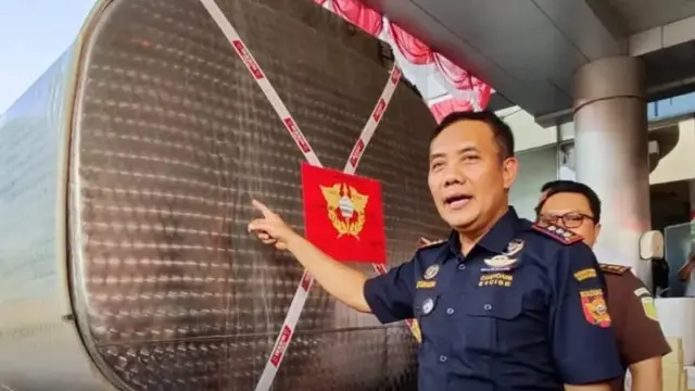 Bea Cukai mengungkap pengiriman 1,5 juta rokok ilegal dalam truk tangki air di Tol Banyumanik, Kota Semarang. (Dok. Istimewa)