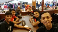 Dua mantan penggawa Persib Bandung, Makan Konate dan Achmad Jufriyanto reuni di Bandara Kuala Lumpur bersama Rahmad Darmawan dan agen pemain, Muly Munial. (Instagram)