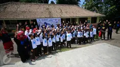 Sejumlah siswa mengikuti game pada Baksos Jurnalis Joran Indonesia, Care To Share di SDIT Ibnu Abbas, Yogyakarta, (2/4). Baksos dilakukan oleh sejumlah anggota Pewarta Foto Indonesia dengan CSR pendukung. (Boy Harjanto)