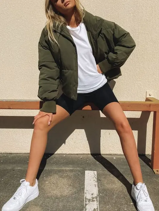 <p>Menjadi fashion item yang sederhana namun memberikan hasil akhir penuh aksi, maka kamu bisa mengenakan bomber jacket untuk segala kesempatan. Pilih paduan sesuai dengan karakter untuk memberikan personal style yang tepat. (Foto: Pinterest)</p>