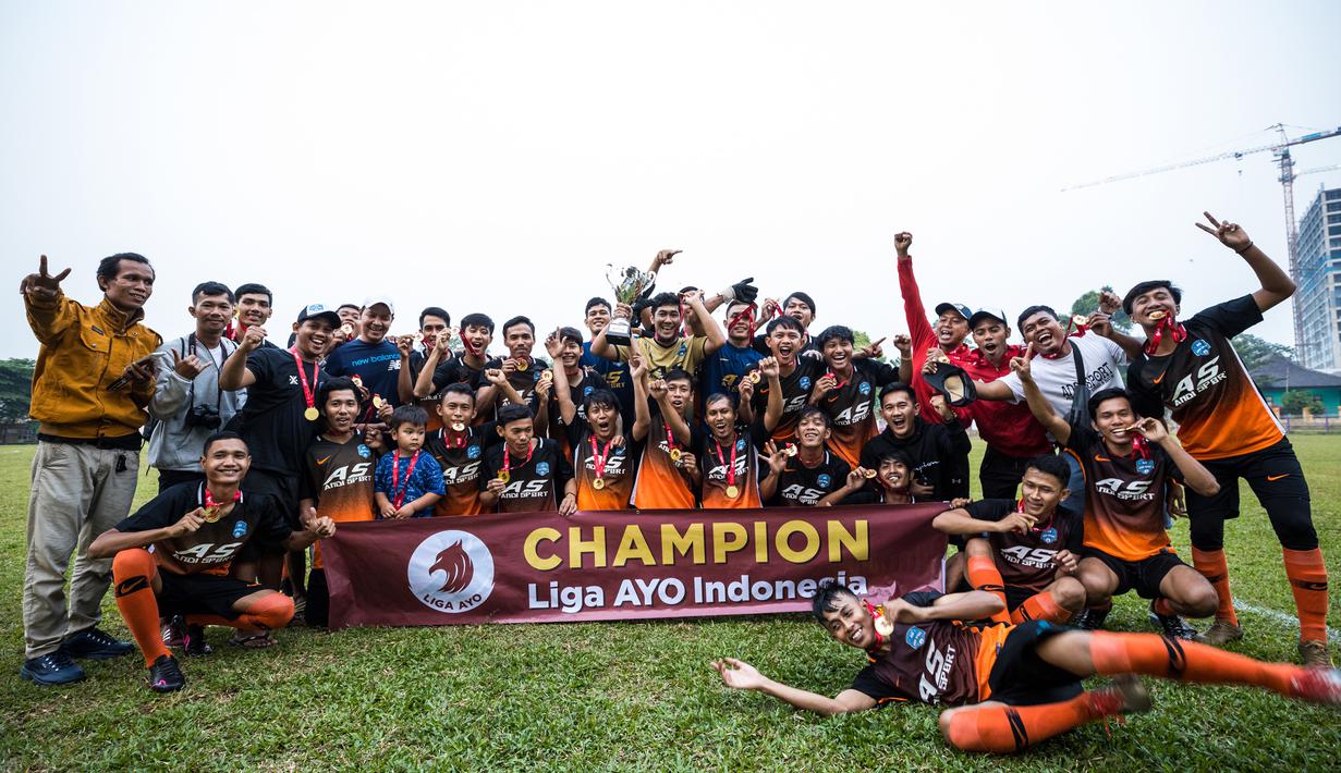 Para pemain Andy Sport merayakan gelar juara Ayo Tangerang 2019 setelah mengalahkan AMW Tangerang pada laga final di Stadion Mini Ciasuk, Tangerang, Sabtu (13/7). Andy Sport menang 3-1 atas AMW. (Ayo Tangerang)