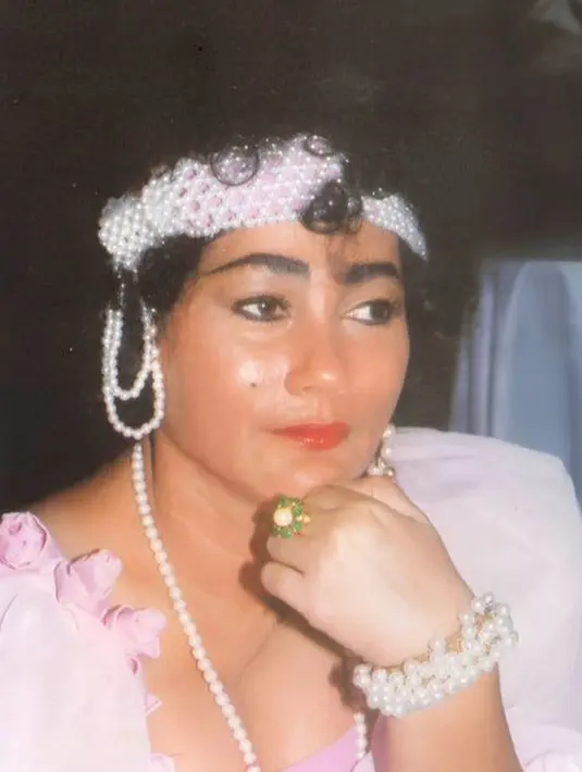 Tak hanya tampil dengan wastra,  Suzzanna juga mengenakan setelan pink dipadukan aksesori mutiara pada hiasan kepala, kalung dan gelangnya. [@suzzannaofficial]