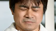 Ekspresi Takayuki Tanooka usai sang anak yang bernama Yamato Tanooka ditemukan, di Hokkaido, Jepang, Jumat (3/6). Bocah 7 tahun itu sempat hilang hampir seminggu setelah ditinggalkan orangtuanya di hutan karena nakal. (Kyodo/via REUTERS)