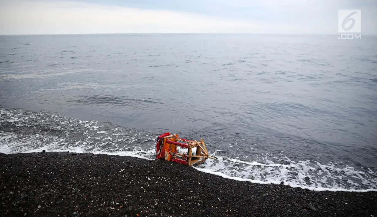 Atribut keagamaan terdampar di tepi Pantai Amed, Karangasem, Bali, Selasa (5/12). Erupsi Gunung Agung membuat sektor pariwisata di Pulau Dewata, terutama wilayah Amed sepi dari wisatawan, baik lokal maupun mancanegara. (Liputan6.com/Immanuel Antonius)