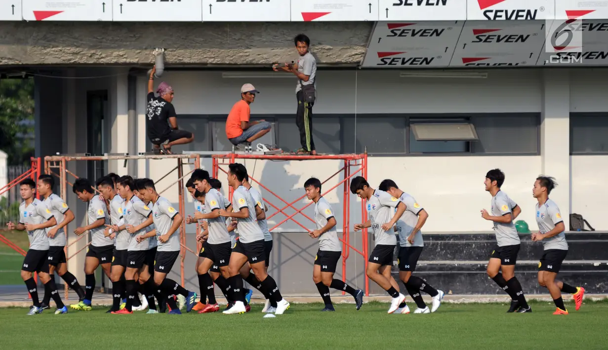 Pemain Timnas Thailand U-23 berlari jelang latihan di Lapangan B Kompleks GBK, Jakarta, Selasa (29/5). Timnas Thailand U-23 akan melakoni laga uji coba melawan Timnas Indonesia U-23 pada 31 Mei dan 3 Juni mendatang. (Liputan6.com/Helmi Fithriansyah)