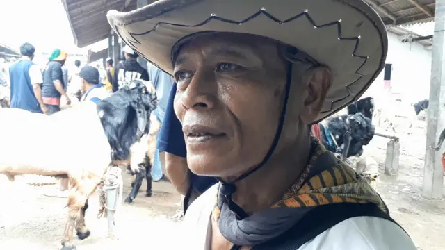 Sang Legenda, pemilik salon kambing, Ahmad Cirko Minarjo (60) di Pasar Kambing Karangpucung, Cilacap. (Foto: Liputan6.com/Muhamad Ridlo)