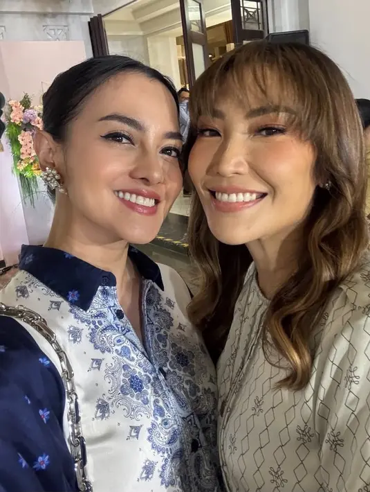 Ririn Ekawati juga mengenakan busana dari Ayu Dewi. Ia memilih model atasan warna dasar putih dengan motif biru yang senada dengan warna bagian berkerah dan lengan. [@ririnekawati]