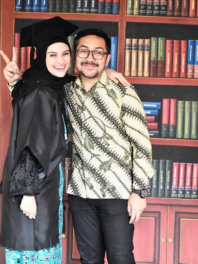 Anniversary ke-8, Ini 6 Momen Manis Zee Zee Shahab dan Prabu Revolusi