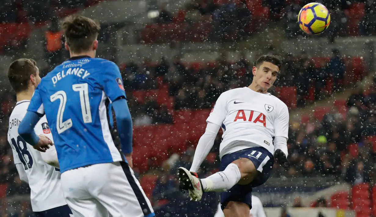 Pemain Tottenham Hotspur Erik Lamela menyundul bola saat menghadapi Rochdale pada laga ulangan (replay) babak 16 besar Piala FA di Satdion Wembley, Kamis (1/3). Tottenham Hotspur maju ke perempat final usai menang telak 6-1. (AP/Matt Dunham)
