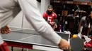 Pemain Atlanta Falcons, Matt Bosher beraksi bermain tenis meja di ruang ganti di Flowery Branch, Ga (26/1). Dengan bermain tenis meja para pemain american football ini dapat akrab dengan rekan-rekannya. (AP Photo/David Goldman)