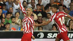Penyerang  Atletico Madrid, Antoine Griezmann (kiri) berselebrasi usai mencetak gol ke gawang Valencia pada pertandingan lanjutan La Liga Spanyol di stadion Mestalla di Valencia (30/8/2022). Atletico Madrid menang tipis atas tuan rumah Valencia 1-0. (AFP/Jose Jordan)