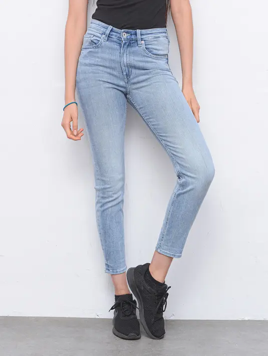 Celana jeans. Dari banyak pilihan celana yang ada, celana jeans tetap yang paling eksis dan trendi. Jeans termasuk celana yang fleksibel, bisa kamu pakai untuk gaya casual atau semi formal / copyright shutterstock
