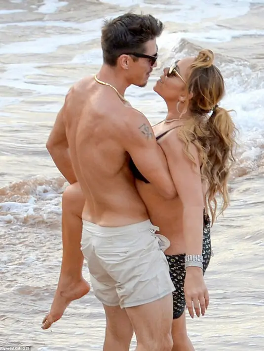 Dilaporkan Dailymail, Mariah memamerkan kemesraannya bersama Bryan. Mereka terlihat sedang berada di sebuah pantai di bilangan Maui, Hawaii.  (doc.dailymail.com)