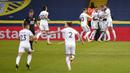 Para pemain Leeds United merayakan gol yang dicetak oleh Patrick Bamford ke gawang Burnley pada laga Liga Inggris di Stadion Elland Road, Minggu (27/12/2020). Leeds United menang dengan skor 1-0. (Oli Scarff/Pool via AP)