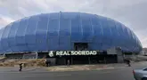 Real Sociedad merupakan salah satu klub yang bersaing di divisi teratas Liga Spanyol.  Mereka adalah salah satu klub terbesar di wilayah Basque Country.  Real Sociedad bermarkas di Reale Arena yang berkapasitas 39.500 tempat duduk.  Seperti apa sudut-sudut stadion yang awalnya bernama Stadion Anoeta ini?  Simak selengkapnya dalam serial yang direkam reporter Bola.com Yus Mei Sawitri saat berkunjung ke Stadion Reale Arena pada 11 Januari 2024. (Bola.com/Yus Mei Sawitri)