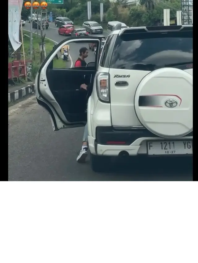 Diviralkan Ridwan Kamil, Pria Buang Sampah ke Sungai dari Jembatan Cikundul Cianjur Sambil Cengengesan