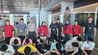 Bareskrim Polri Kawal Deportasi 52 WNA Sindikat Fraud Jaringan Internasional di Jakarta. (Merdeka.com/Nur Habibie)