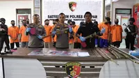 Polisi memperlihatkan barang bukti penyerangan di Desa Terantang, Kabupaten Kampar, Riau. (Liputan6.com/M Syukur)