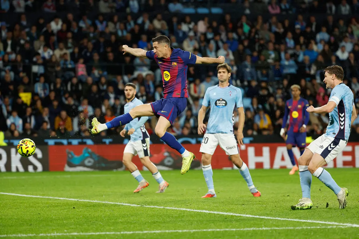 Robert Lewandowski mencetak gol di laga Celta Vigo vs Barcelona di pekan ke-12 La Liga 2025/2026 di Balaidos, Senin (10/11/2025) dini hari WIB. (AP Photo/Lalo R. Villar)