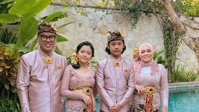 Potret Keluarga Uya Kuya Pakai Baju Adat Bali. (Sumber: Instagram/astridkuya)