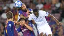 Gelandang Barcelona, Arturo Vidal, duel udara dengan bek PSV Eindhoven, Nicolas Isimat-Mirin, pada laga Liga Champions di Stadion Camp Nou, Barcelona, Selasa (18/9/2018). Barcelona menang 4-0 atas PSV. (AFP/Josep Lago)