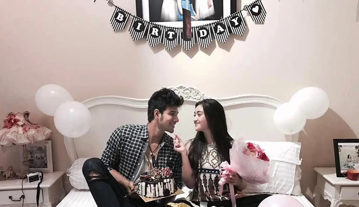 Seperti berikut ini adalah saat mereka merayakan ulang tahun Ranty yang ke-18 beberapa waktu lalu. Saling bertatapan satu sama lain, keduanya terlihat begitu romantis dan mesra. (Instagram/ammarzoni)