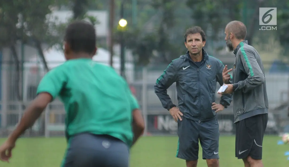 Pelatih Timnas Indonesia, Luis Milla Aspas (tengah) mengawasi latihan timnya di Lapangan A Kompleks GBK, Jakarta, Senin (23/4). Latihan ini persiapan laga PSSI Anniversary Cup dan jelang Asian Games 2018. (Liputan6.com/Helmi Fithriansyah)