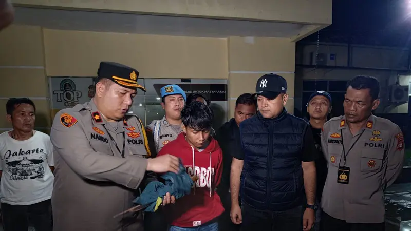 MM alias Bucing (30), pelaku pembunuhan terhadap tukang nasi goreng ditangkap saat bersembunyi di Pulau Kelapa, Kepulauan Seribu, Jakarta. (Liputan6.com/Ady Anugrahadi)