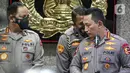 Kapolri Jenderal Listyo Sigit Prabowo (kanan) saat menyampaikan keterangan pada jumpa pers di Mabes Polri, Jakarta, Kamis (4/8/2022). Sigit yakin tim khusus akan bekerja secara tuntas. (Liputan6.com/Faizal Fanani)