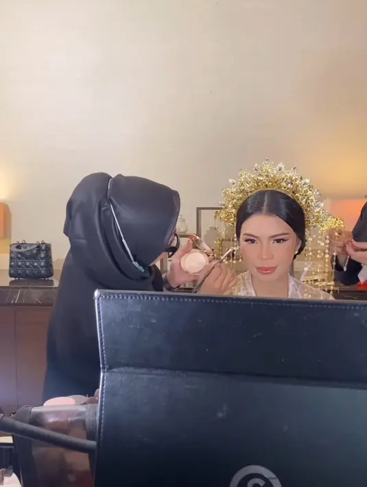 Masih dengan MUA yang sama, makeup Rachelly tidak jauh berbeda dengan akad nikah. Namun terlihat lebih bold. [@oabyabdullah]