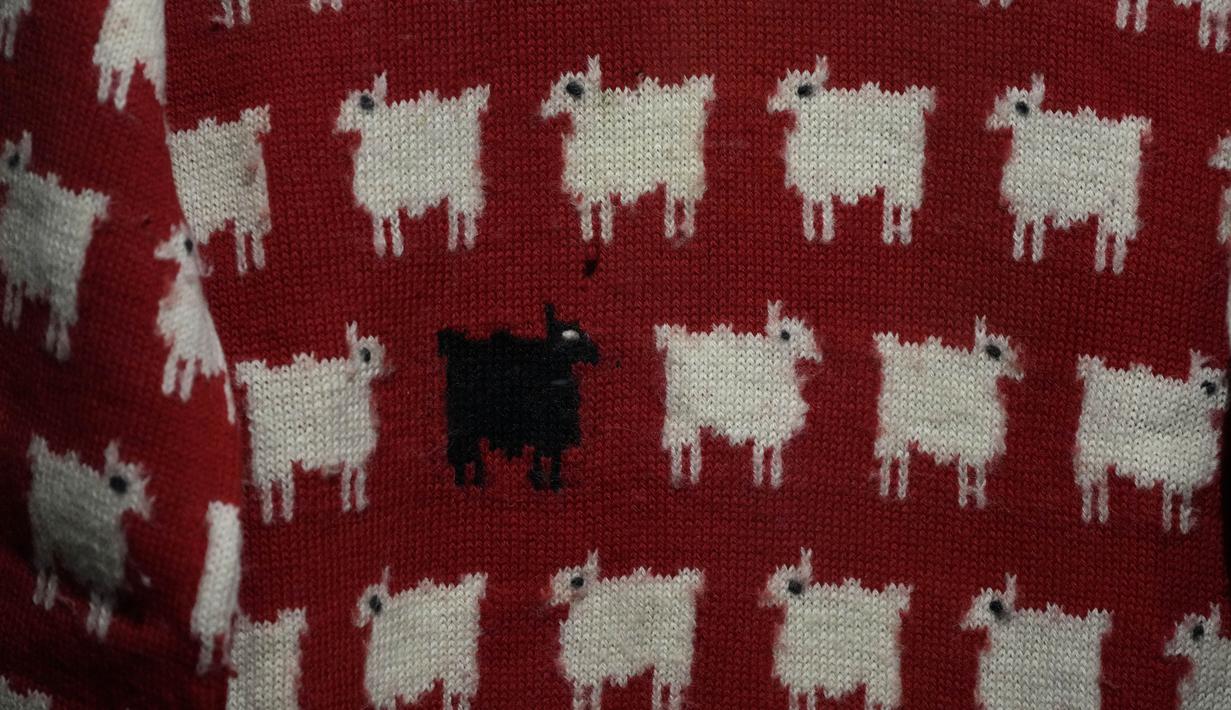 Sweater ini akan menjadi barang yang akan dilelang dalam lelang Fashion Icons perdana Sotheby's. (AP Photo/Frank Augstein)