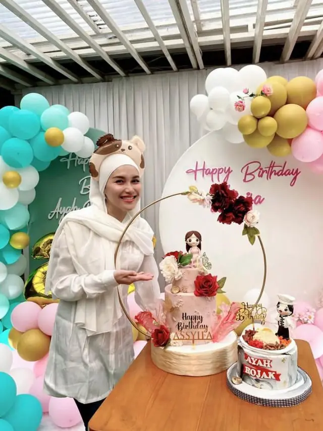 7 Pesona Cantik Ayu Ting Ting Pakai Hijab di Perayaan Ulang Tahun Adiknya, Tuai Pujian