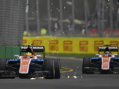 Pembalap F1 tim Manor Racing, Rio Haryanto bersama rekan setimnnya Pascal Wehrlein saat sesi latihan pertama di Australian Formula One Grand Prix di Melbourne (18/3). Dalam latihan tersebut mobil Rio mengeluarkan percikan api. (REUTERS/Jason Reed)