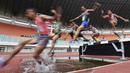Para pelari melompat saat tampil pada Kejurnas Atletik 2019 nomor 3.000 meter steeplechase senior di Stadion Pakansari, Bogor, Rabu (8/8). Kejurnas Atletik berlangsung dari 3-7 Agustus. (Bola.com/Vitalis Yogi Trisna)