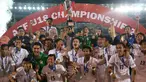 Pemain timnas Thailand U-19 mengangkat piala AFF usai menumbangkan Malaysia 2-0 pada partai final di Stadion Thuwunna, Myanmar, Minggu (17/9). Ini menjadi gelar kelima Thailand sepanjang penyelenggaraan turnamen Piala AFF U-18. (Liputan6.com/Yoppy Renato)