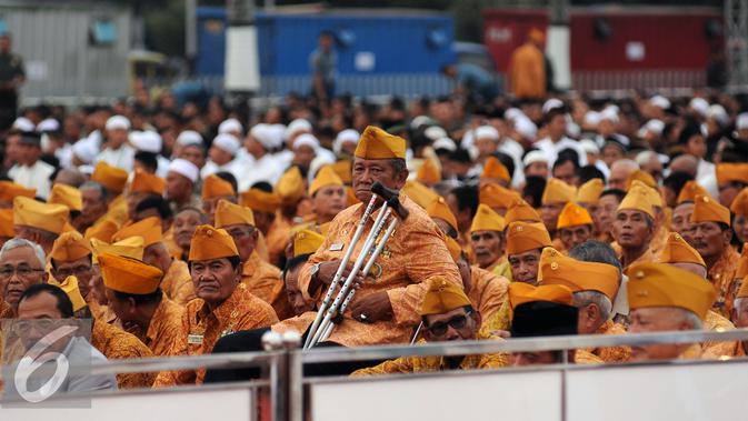 Ribuan anggota Legiun Veteran Republik Indonesia menanti kedatangan Presiden RI Joko Widodo pada acara buka puasa bersama dengan Keluarga Besar TNI dan Komponen Masyarakat di Mabes TNI, Jakarta, Senin (27/6). (Liputan6.com/Helmi Fithriansyah)