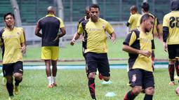 Alberto Gocalves dan rekan-rekannya berlatih daya tahan fisik jelang laga Torabika SC 2016 melawan Persija Jakarta di Stadion Utama Gelora Bung Karno, Kamis (23/6/2016). (Bola.com/Nicklas Hanoatubun)