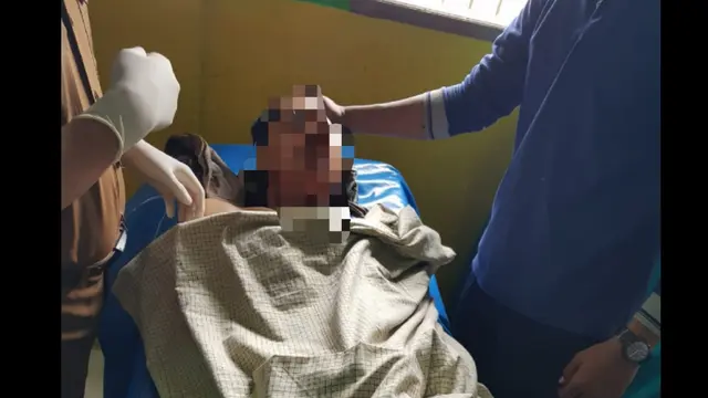 Darmawan saat mendapat pertolongan pertama di Puskesmas (Fauzan/Liputan6.com)