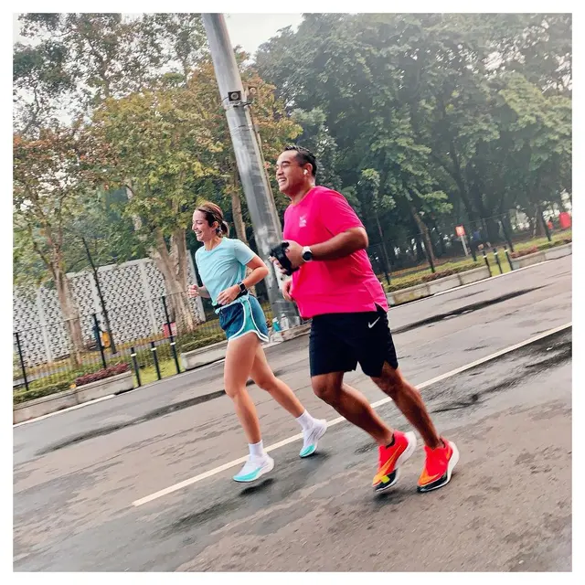 6 Momen Ardi Bakrie Temani Nia Ramadhani Olahraga, Jogging Hingga Golf
