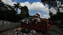 Petugas kebersihan membersihkan tumpukan sampah Tahun Baru 2018 di Monas, Jakarta, Senin (1/1). Kepala Dinas Lingkungan Hidup (LH) DKI Jakarta, Isnawa Adji mengatakan adanya peningkatan jumlah sampah pada tahun ini. (Liputan6.com/Faizal Fanani)