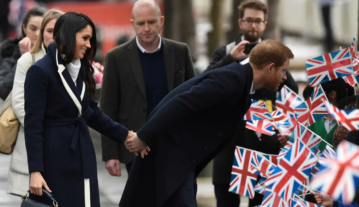 Pangeran Harry dan Meghan Markle menyapa anak-anak saat menghadiri sebuah acara yang diselenggarakan oleh perusahaan sosial Stemettes untuk merayakan Hari Perempuan Internasional di Millennium Point, Birmingham (8/3). (AFP Photo/Pool/Paul Ellis)