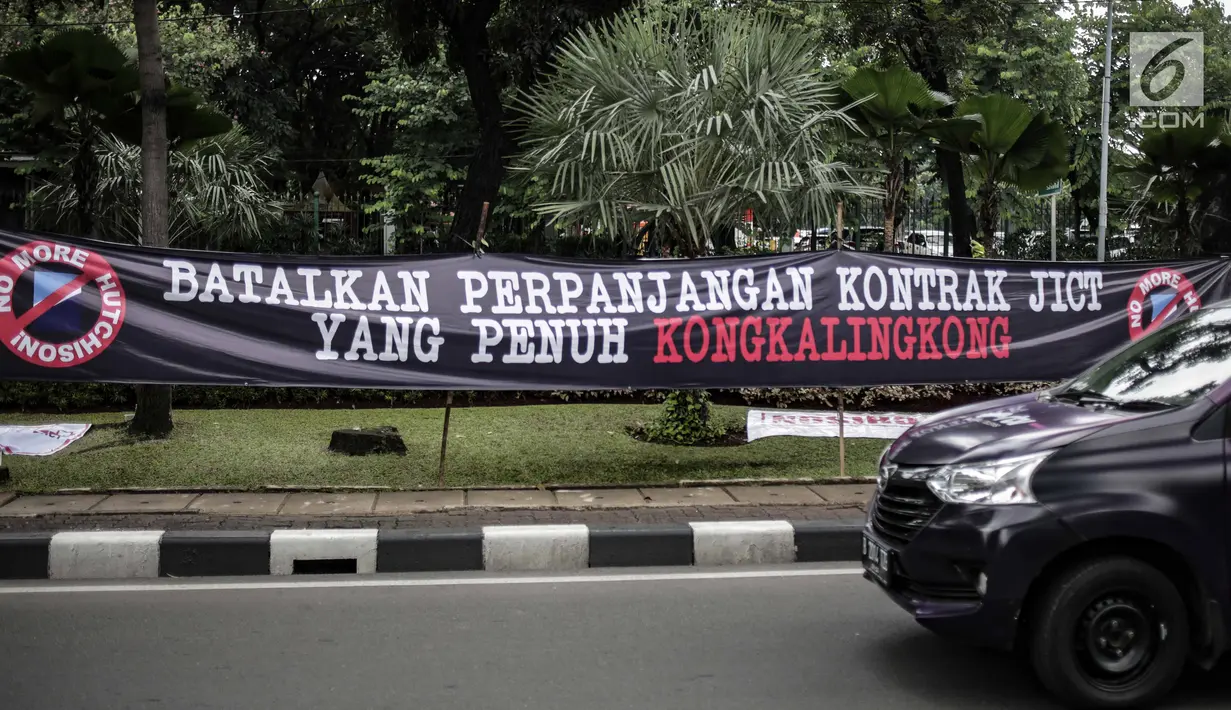 Spanduk dipasangkan saat aksi unjuk rasa pekerja SP JICT dan Pelabuhan Indonesia di depan Kementerian BUMN, Jakarta, Rabu (27/2). Dalam aksinya mereka mencoba menerobos pagar Gedung BUMN. (Liputan6.com/Faizal Fanani)