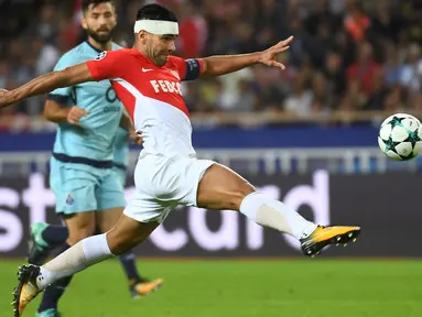 Penyerang Monaco, Radamel Falcao memimpin puncak klasemen top scorer sementara Ligue 1 Prancis dengan koleksi 12 gol. (AFP/Anne-Christine Poujoulat)